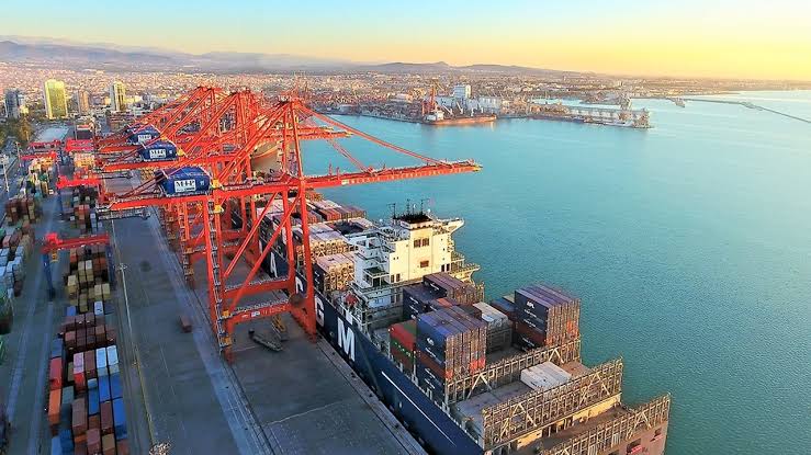 Ambarlı Limanı, Türkiye'nin en önemli lojistik merkezlerinden biridir ve birçok firma tarafından konteyner taşıma için kullanılır. Ambarlı nakliyat hizmeti sunan firmalar, en iyi kalitede hizmet sunarlar ve müşteri memnuniyeti odaklıdır. Ambarlı Limanı, Antalya bölgesinde yer alır ve yük nakliyatı için en uygun limanlardan biridir. Konteyner nakliye fiyatları, lojistik firmaların hizmet kalitesine ve yere göre farklılık gösterir. Ambarlı Limanı, Türkiye'nin en büyük limanlarından biridir ve konteyner taşıma için en uygun alternatiflerden biridir.